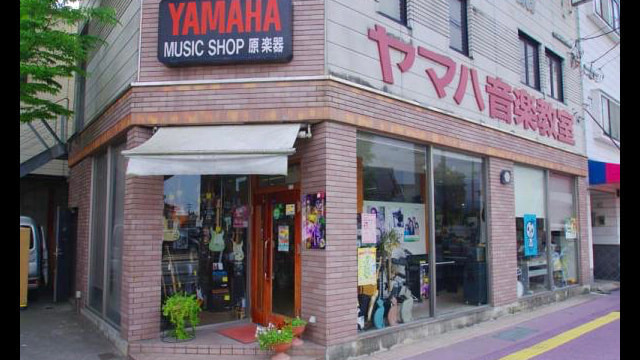 おしゃれな楽器店の外観